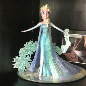 Elsa statue